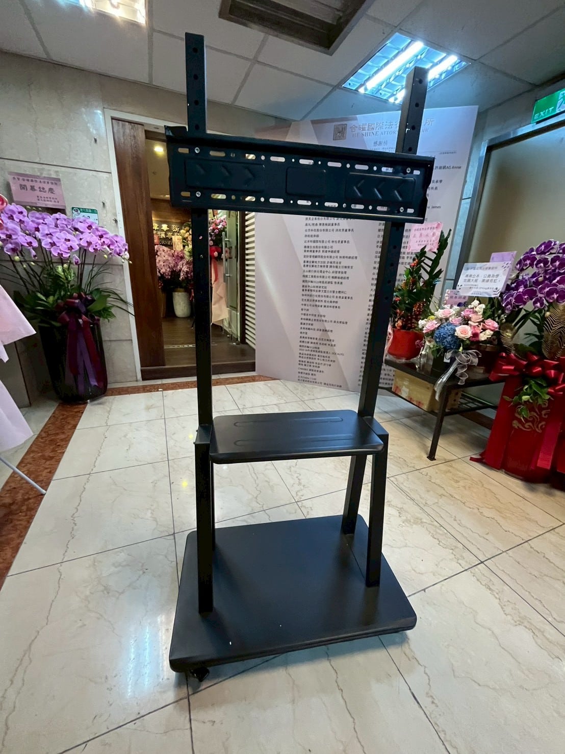 55吋螢幕出租(含螢幕架)|展場會議廳首選|4K螢幕租借 螢幕租借 台北 桃園 新北