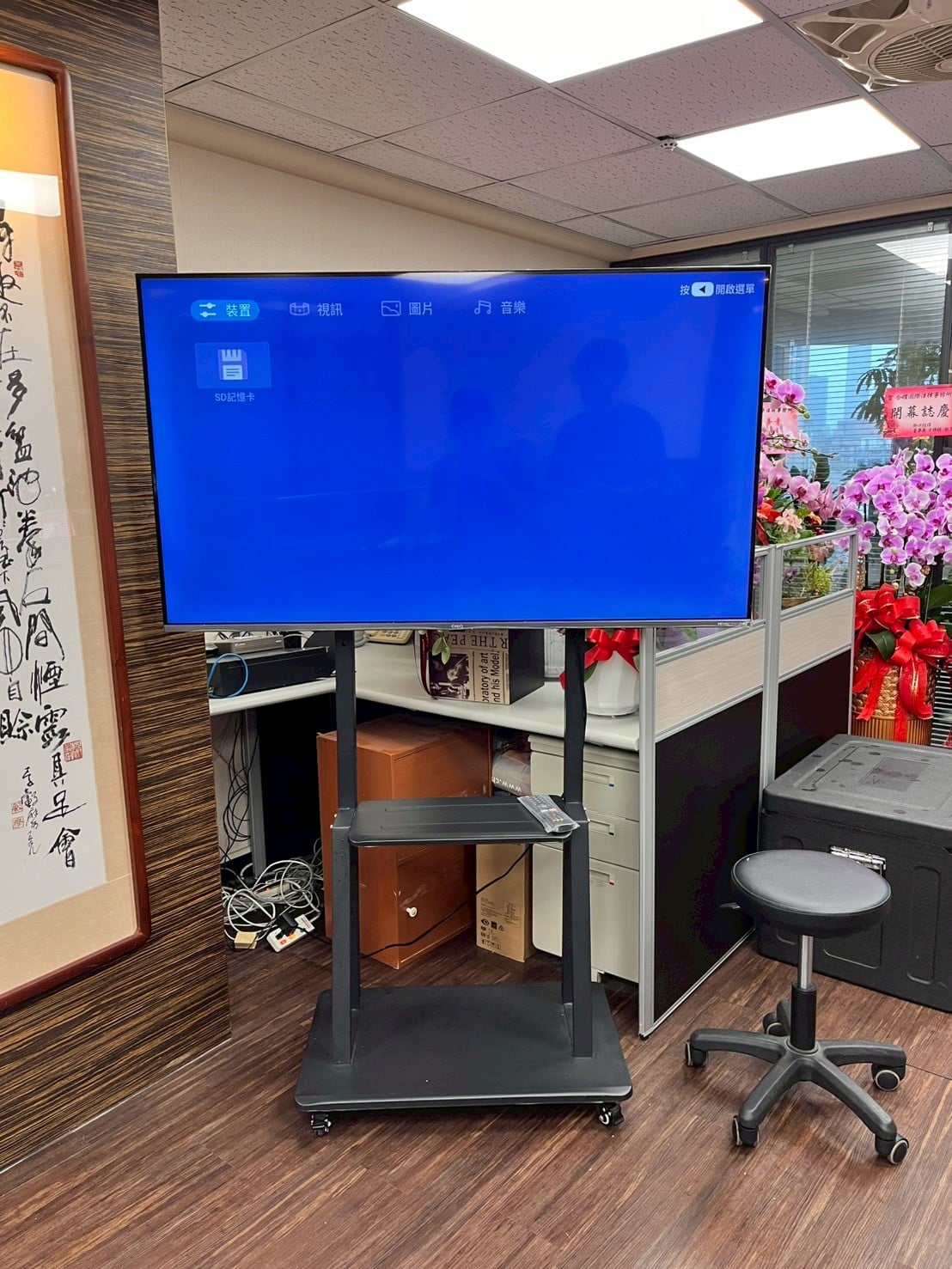 55吋螢幕出租(含螢幕架)|展場會議廳首選|4K螢幕租借 螢幕租借 台北 桃園 新北